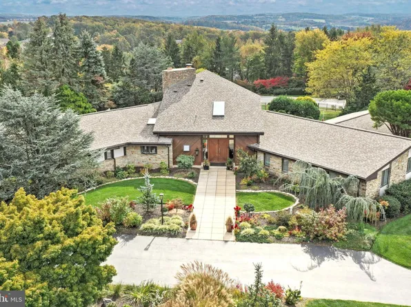 990 Summit Cir S, York, PA 17403
