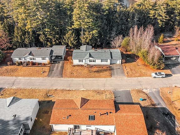 3rd image of 93 Earl Dr
