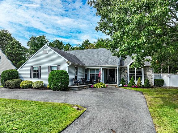 2nd image of 132 Rochelle Ln