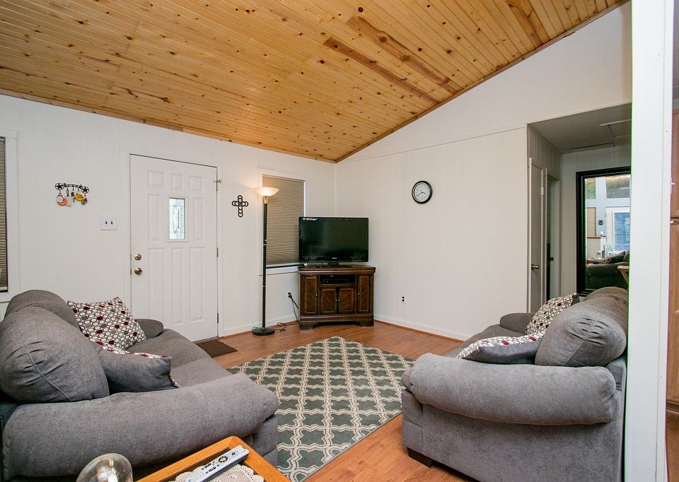 1st image of 1029 Lakeview Ln