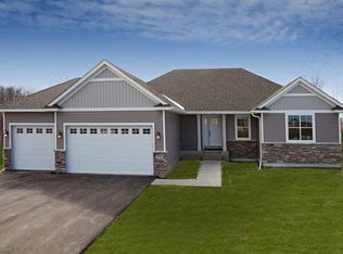 2719 Davis St S, Cambridge, MN 55008