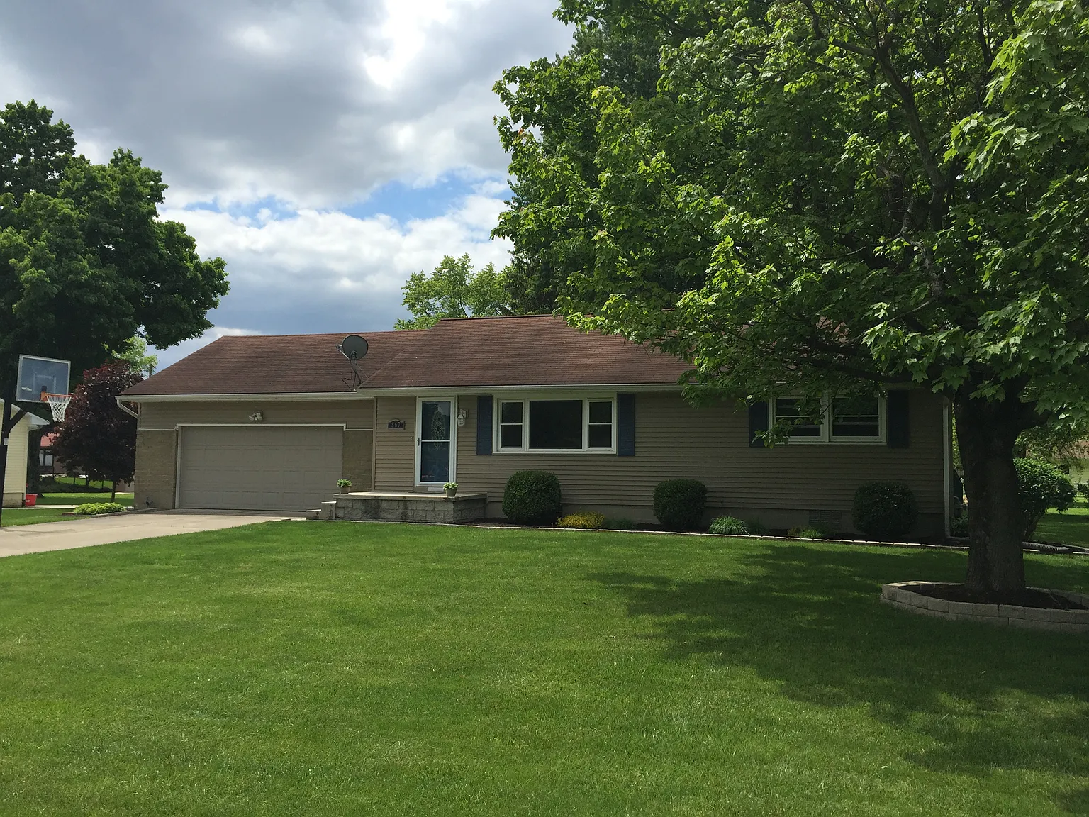 867 Colonial Dr photo 1