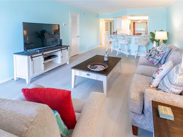 774 Wiggins Lake Dr APT 106, Naples, FL 34110