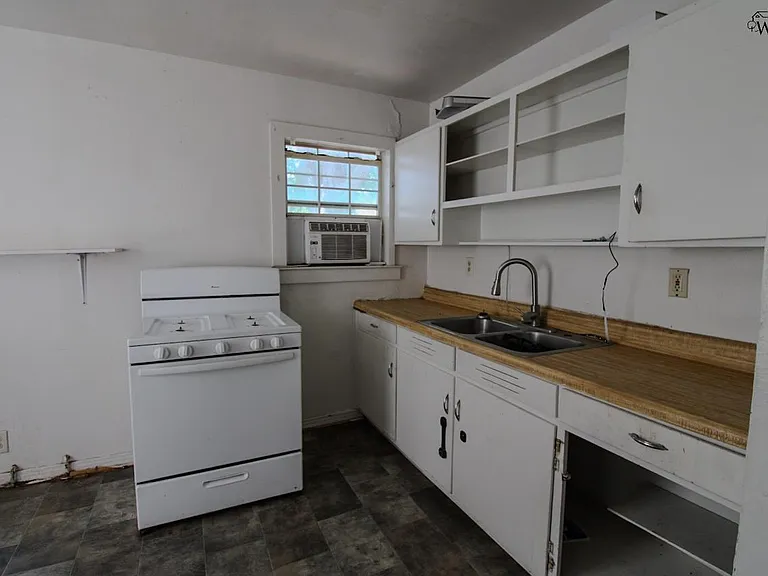 1640 Hawes Ave — Photo 8