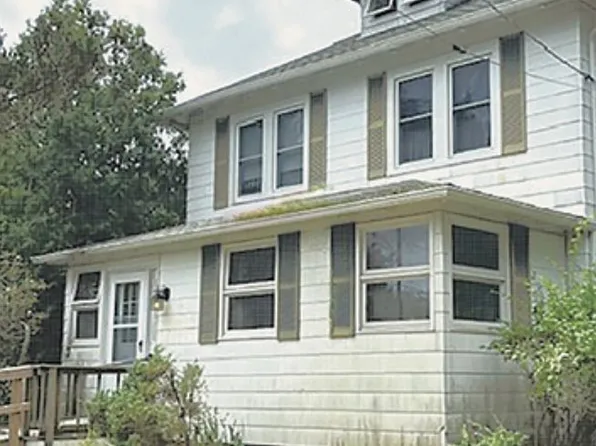 44 Lake Ave, Center Moriches, NY 11934