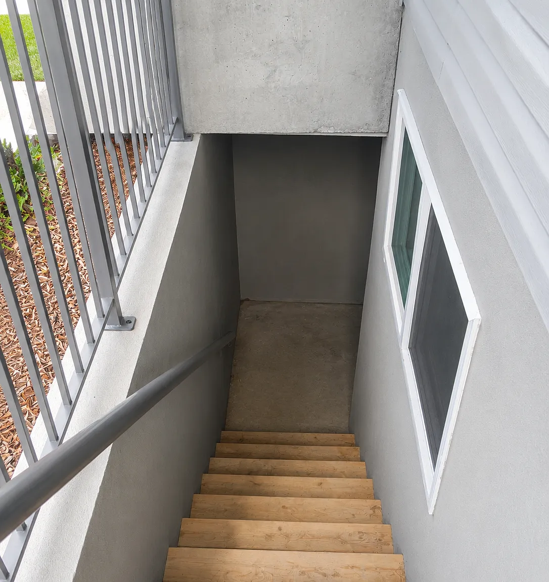 Modern 1 Bedroom Basement Suite in Allendale — Photo 3