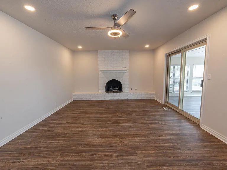 2214 Morgan Dr — Photo 2