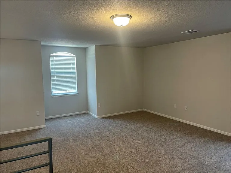 268 Hauser Dr — Photo 6