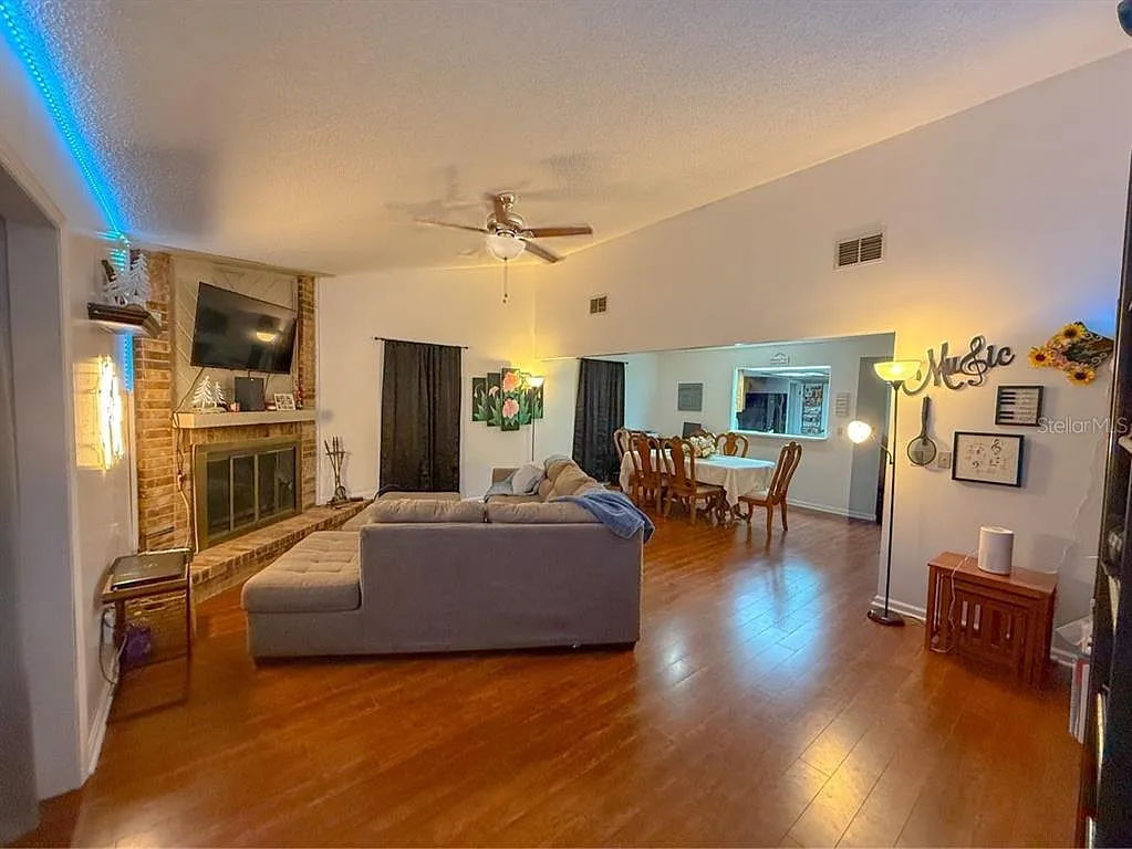 3 bed, 2.0 bath, 1520 sqft, $1,850 — Photo 2