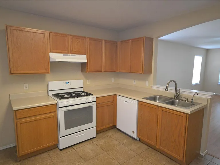 200 Lombard Dr — Photo 2