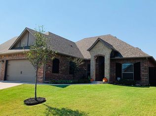 1109 Lindsey Ln, Moore, OK 73160