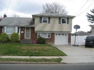 7 Bluebell Ln, North Babylon, NY 11703