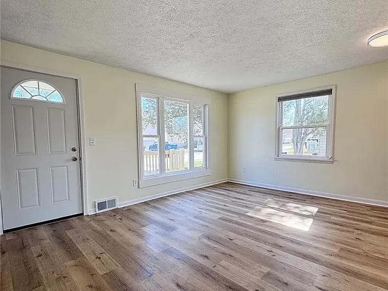 196 S Point Dr — Photo 1