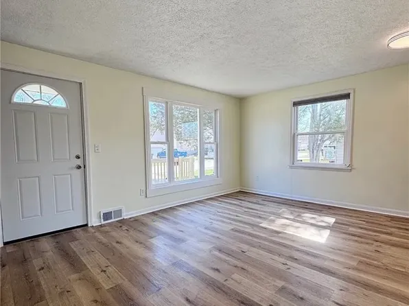 196 S Point Dr, Avon Lake, OH 44012