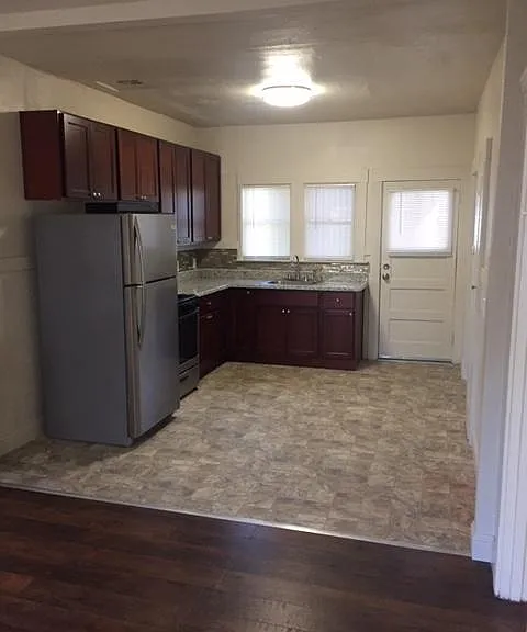 446 48th St — Photo 3