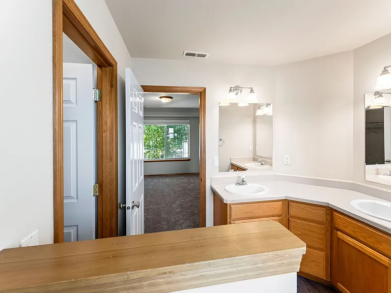 1560 SW Reindeer Ave — Photo 7