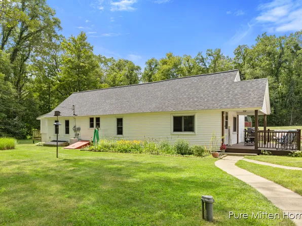 1020 26th St, Allegan, MI 49010