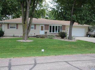 208 N Sun Crest Rd, Sioux Falls, SD 57107