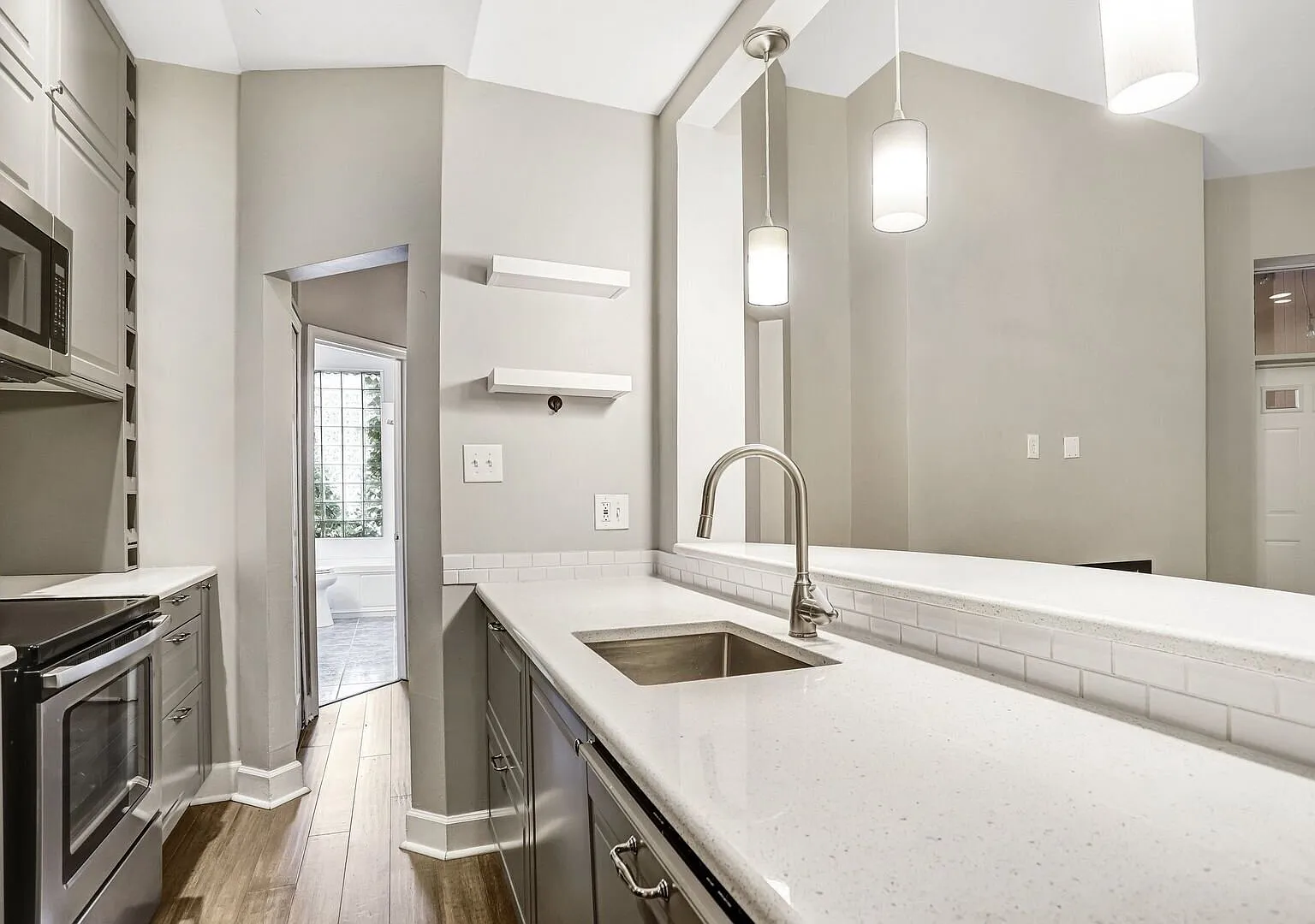 Tasteful 1BR Condo with Jacuzzi Tub, Fireplace & Classic DC Charm — Photo 4