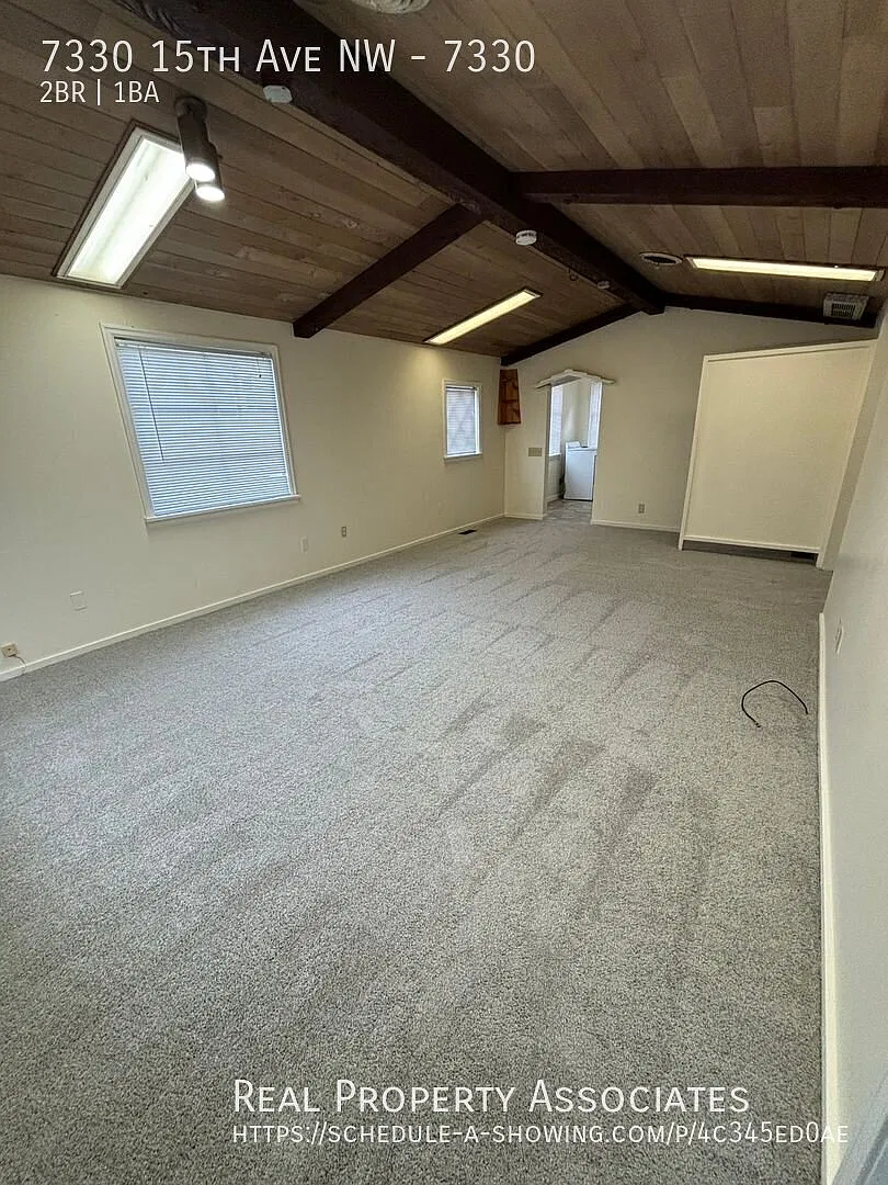 Adorable stand alone Ballard 2 Bed/1 Bth home with parking in back for 2 vehicle — Photo 2