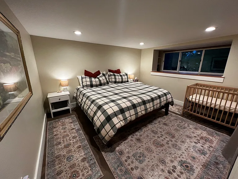 Here is another configuration for the main bedroom, this time with a crib.