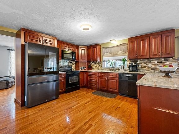 5th image of 95 Loiselle Ave