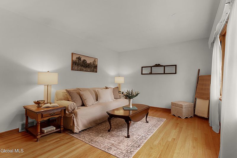 3rd image of 515 Beacon Street