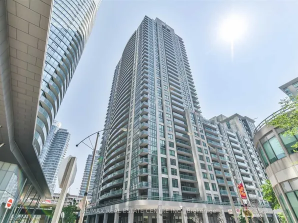 19 Grand Trunk Cres, Toronto, ON