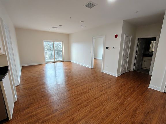 3rd image of 10 Franklin Ave APT 201