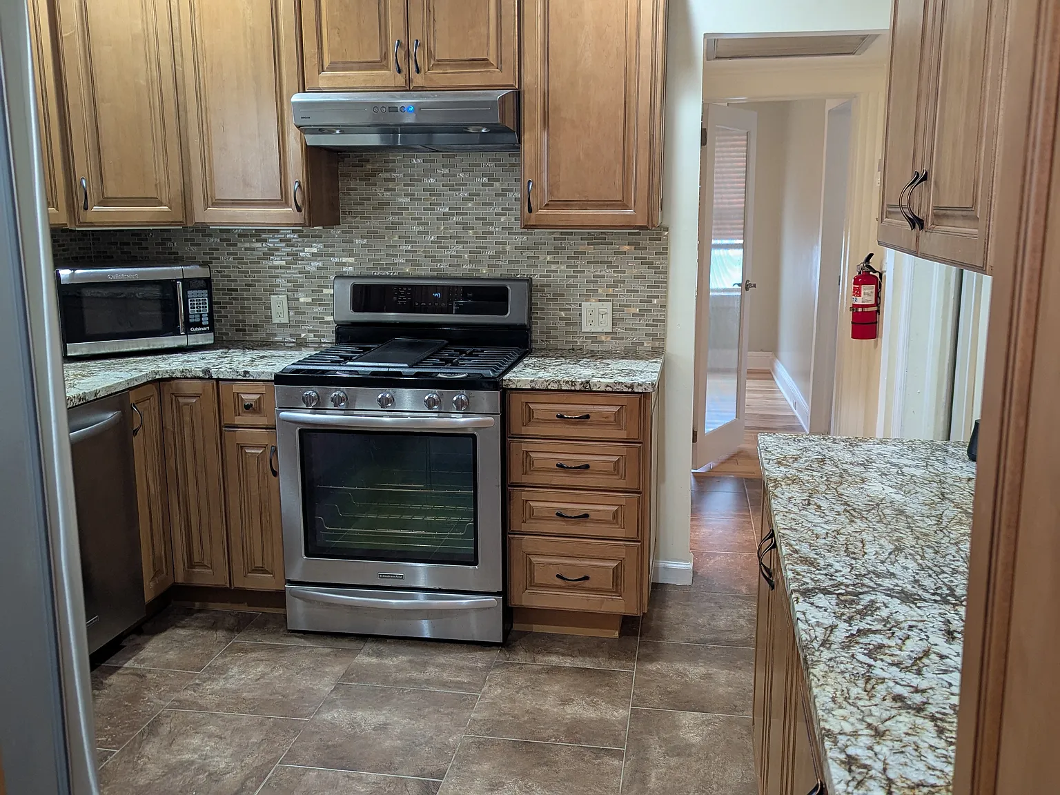 3 bed, 1000 sqft, $3,000 — Photo 2