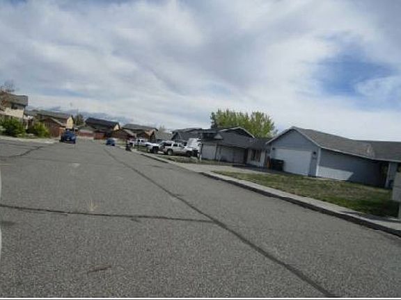 Exterior Neighborhood (street photo)