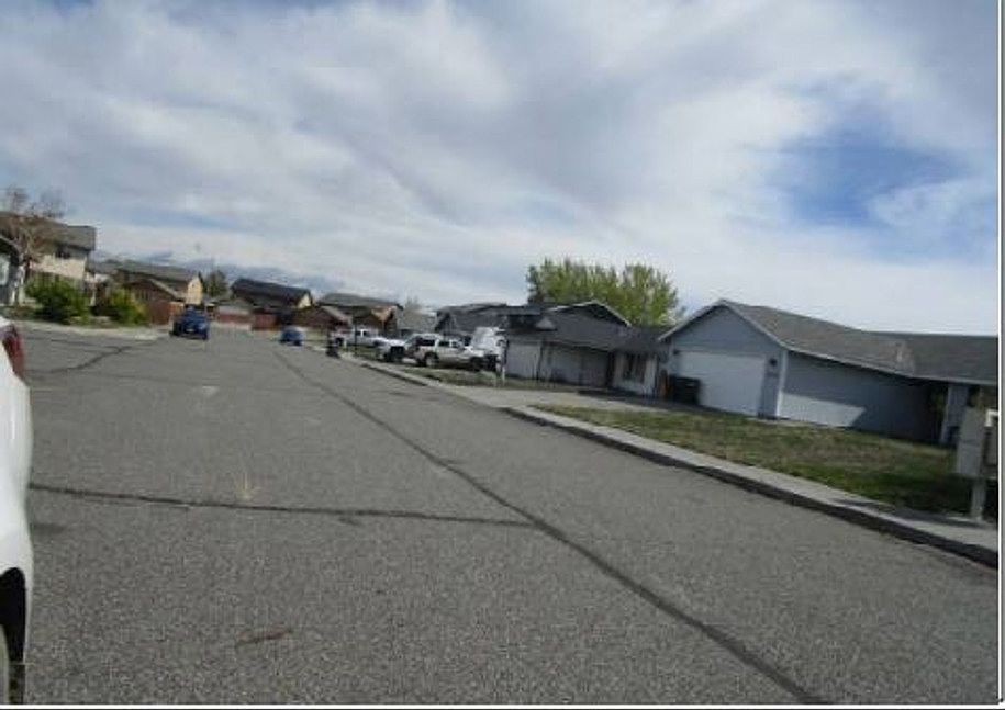 Exterior Neighborhood (street photo)