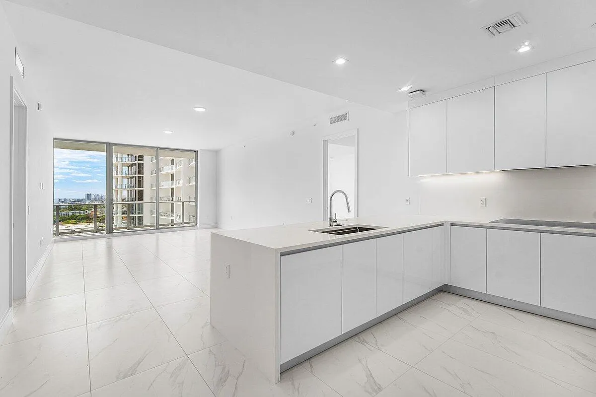 Building Photo - 220 Lake Shore Dr #1415