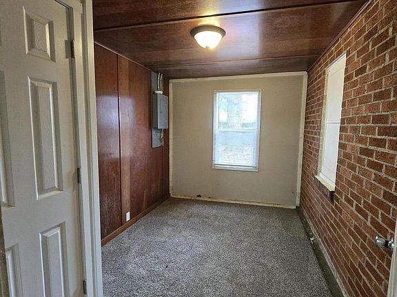 5th image of 146 Illinois St