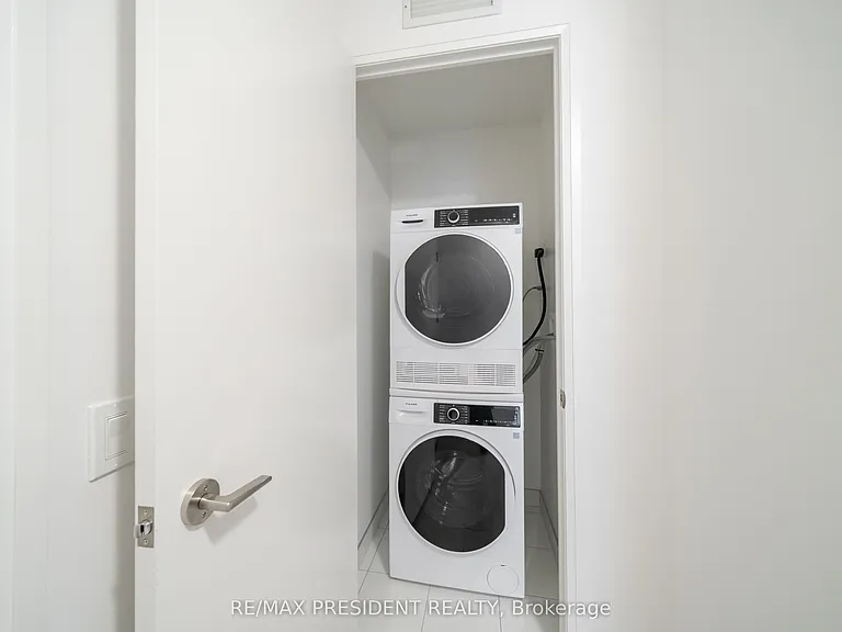 400 King St W #808 — Photo 5