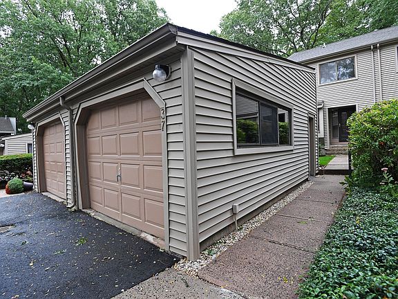 2nd image of 37 Farmington Chase Cres
