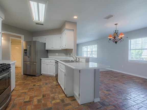 5th image of 12622 Lake Village Dr