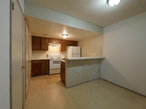 2nd image of 701 Oakwood Ln APT 8