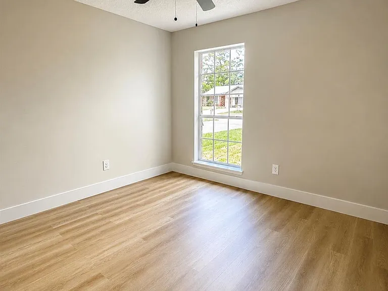 229 Oxford Dr — Photo 6