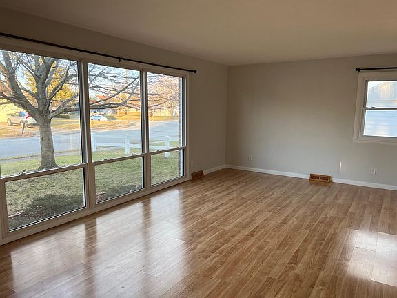 3rd image of 1005 Devon St