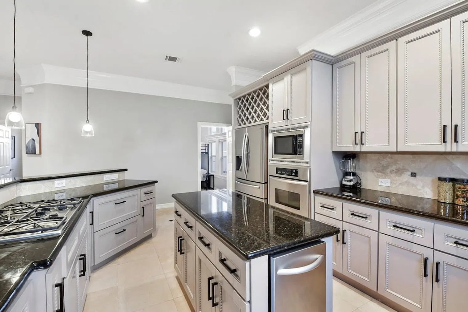 6 bed, 3.0 bath, 3100 sqft, $8,010 — Photo 4