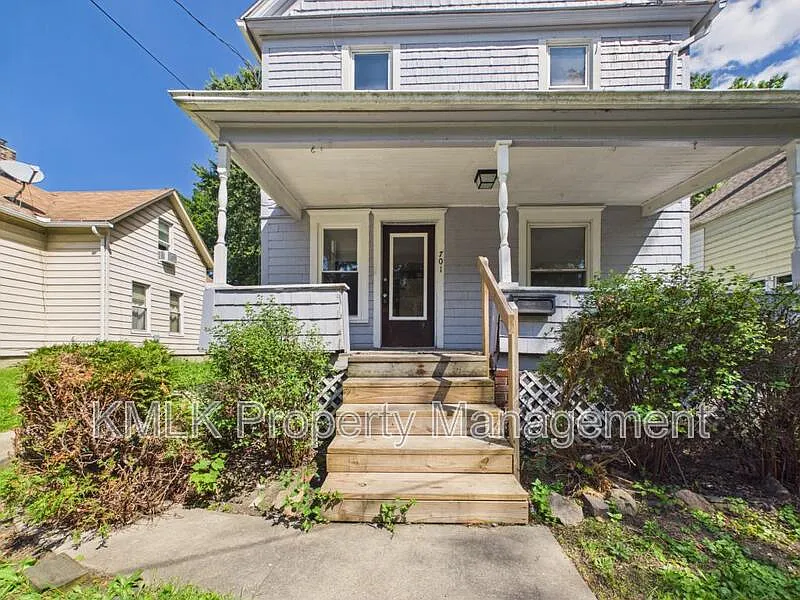 5 bed, 2.0 bath, 1744 sqft, $1,450 — Photo 2