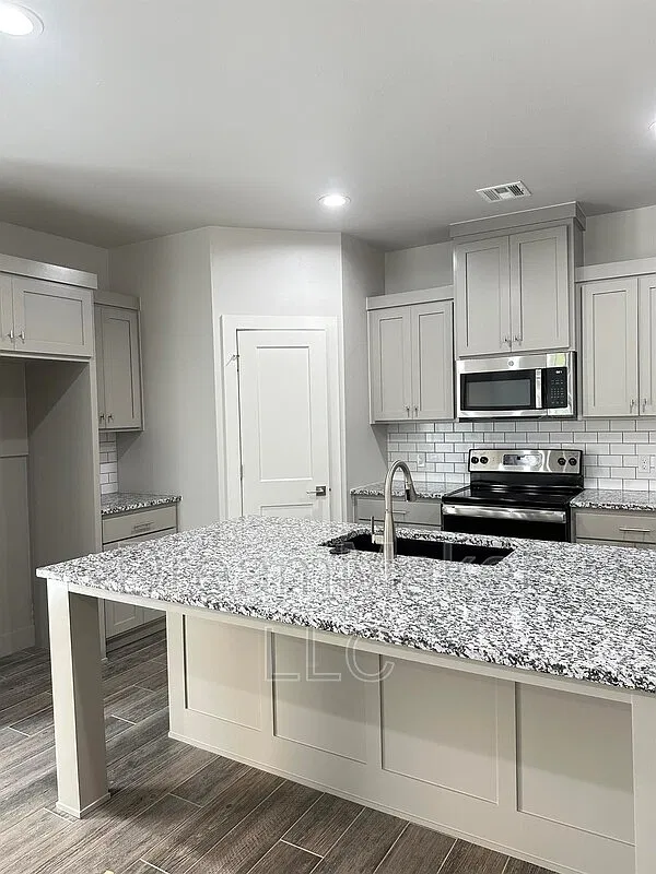 4 bed, 2.5 bath, 2201 sqft, $2,195 — Photo 2