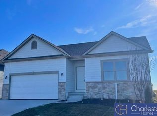 4919 Lynnwood Dr, Papillion, NE 68133
