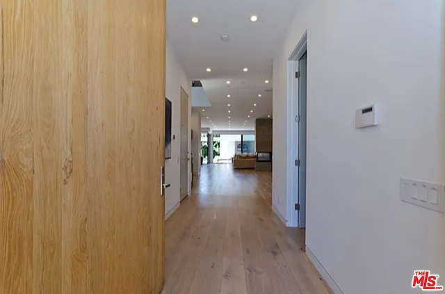 5 bed, 5.5 bath, 4465 sqft, $32,000 — Photo 3