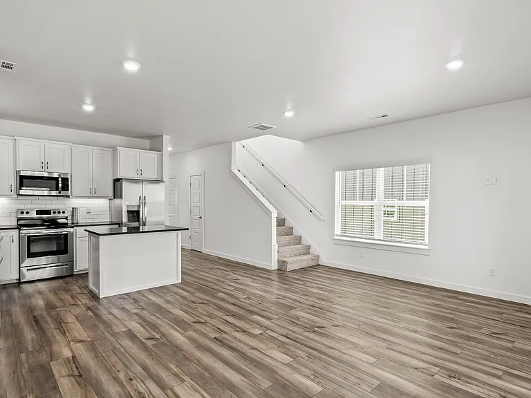 547 W Pickens Rd — Photo 13