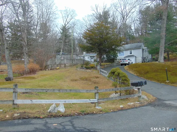 10 Old Waterbury Road, Middlebury, CT 06762