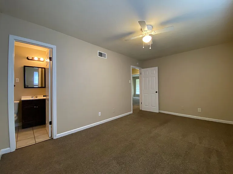 1032 University St — Photo 12