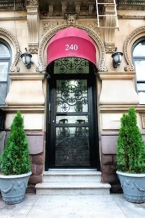 240 E 52nd St #1W — Photo 1