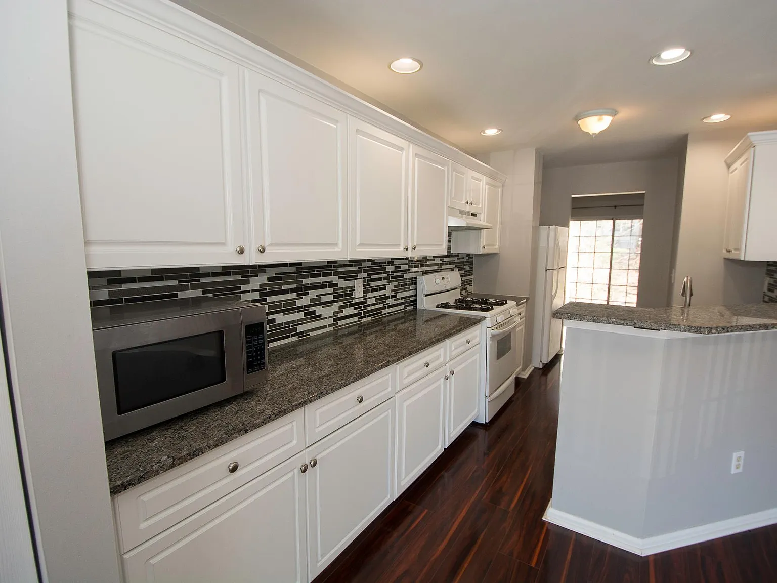 2 bed, 2.5 bath, 1352 sqft, $3,450 — Photo 4